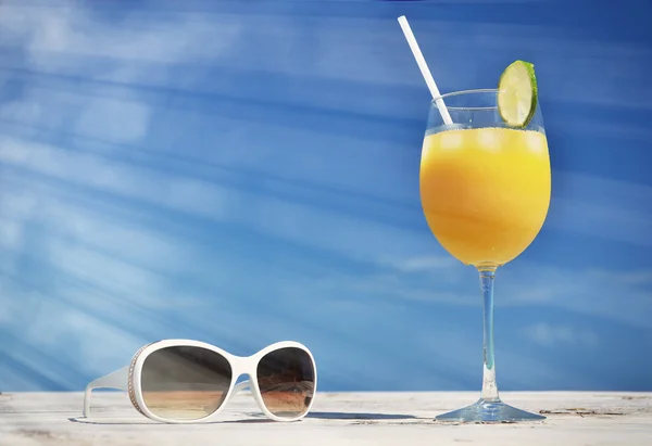 Jugo de naranja y gafas de sol — Foto de Stock