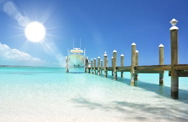 Yacht at the wooden jetty — Stock Photo, Image