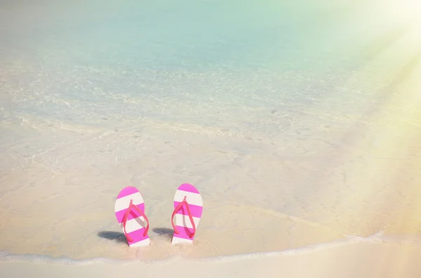 Flip-flop on the beach — Stock Photo, Image