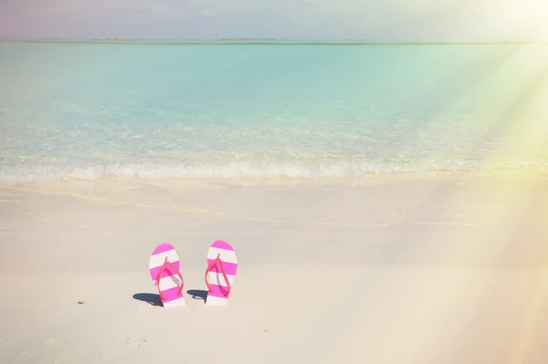 Flip-flop on the beach — Stock Photo, Image