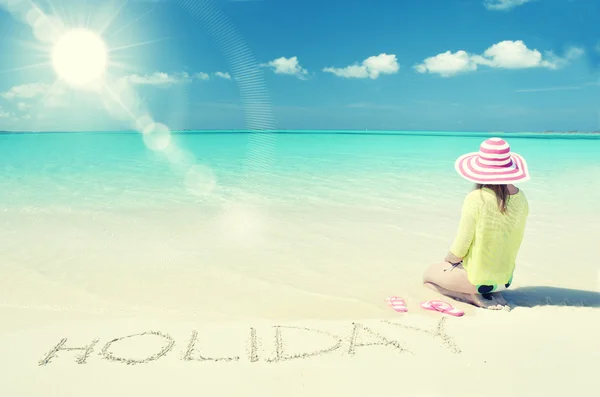 Dívka relaxaci na pláži — Stock fotografie