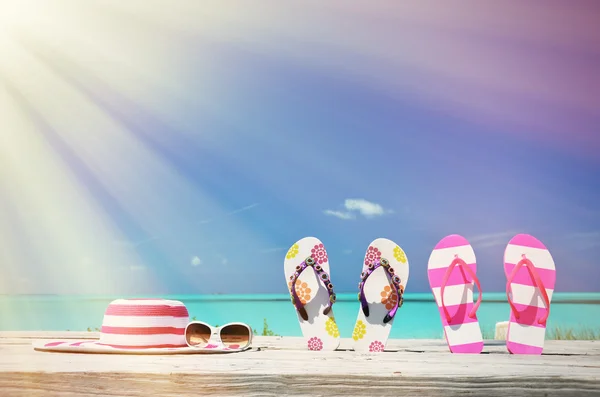 Sombrero, gafas de sol y chanclas — Foto de Stock