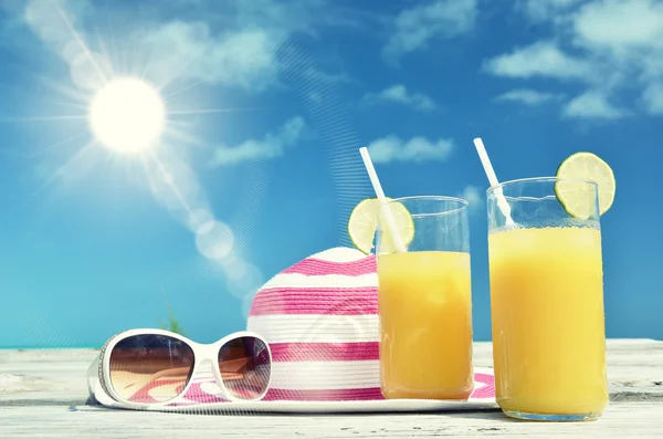 Gafas de sol, sombrero y zumo de naranja — Foto de Stock