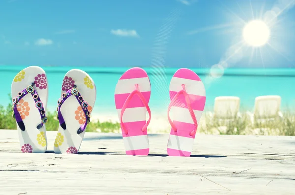 Flip-flops against ocean — Stock Photo, Image