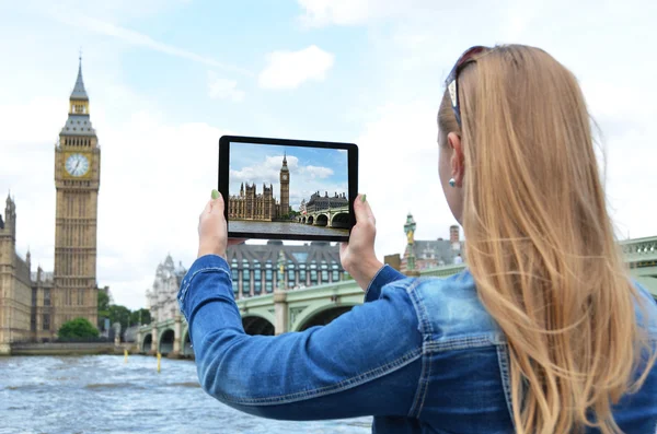 Big ben na obrazovce tabletu — Stock fotografie