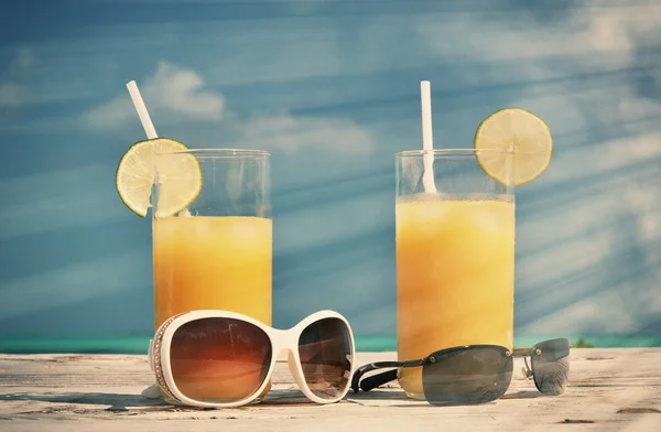 Jugo de naranja y gafas de sol — Foto de Stock