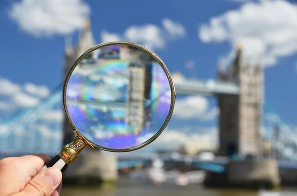 Magnifying glass against Tower bridge — Stock Photo, Image