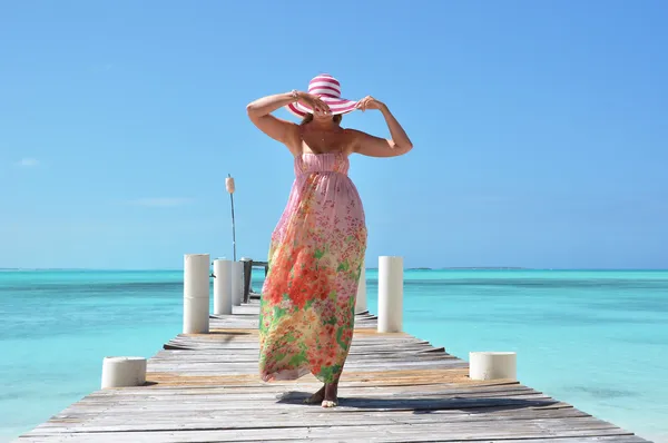 Mulher na praia — Fotografia de Stock