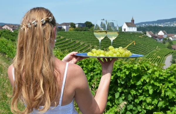 Niña sosteniendo vino y uvas — Foto de Stock