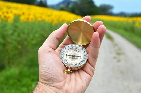 Kompas w ręku — Zdjęcie stockowe