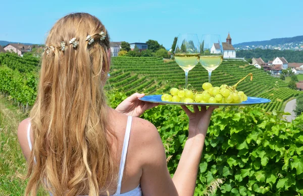Niña sosteniendo vino y uvas —  Fotos de Stock