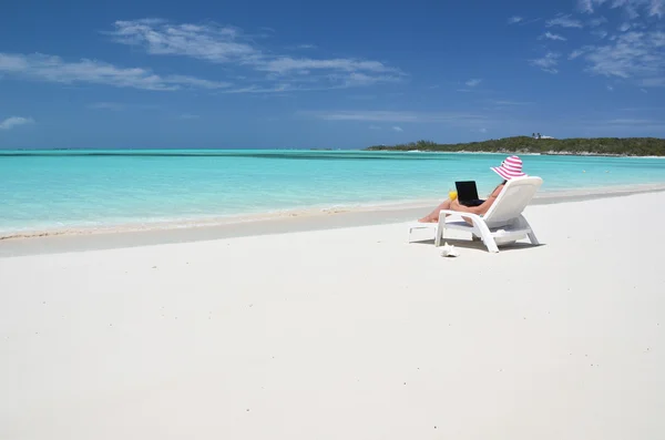 Mulher na praia — Fotografia de Stock