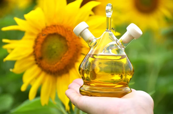 Bouteille d'huile et tournesols — Photo