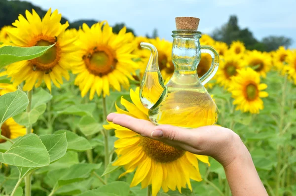 Bouteille d'huile et tournesols — Photo