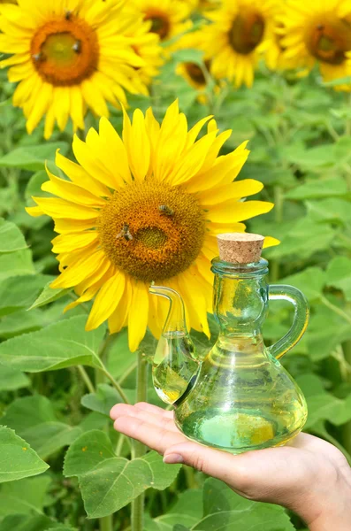 瓶油和向日葵 — 图库照片