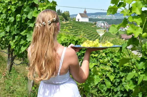 Mädchen mit Wein und Trauben — Stockfoto