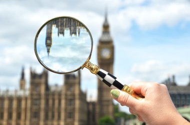 big Ben'e karşı elinde Büyüteç