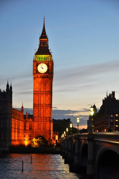 Big ben en huizen — Stockfoto