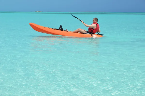 En man med kajak. Exuma, bahamas — Stockfoto