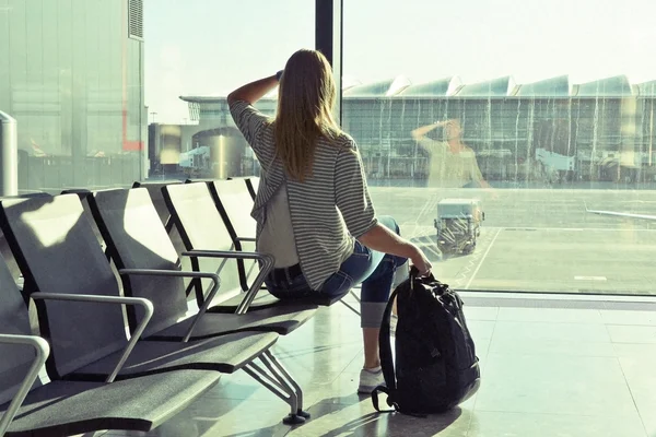 Mädchen am Flughafen — Stockfoto