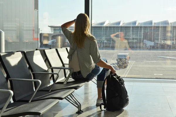 Flicka på flygplatsen — Stockfoto