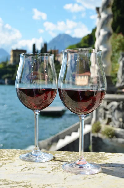Два бокала вина — стоковое фото