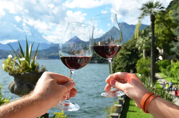 Due bicchieri di vino nelle mani — Foto Stock