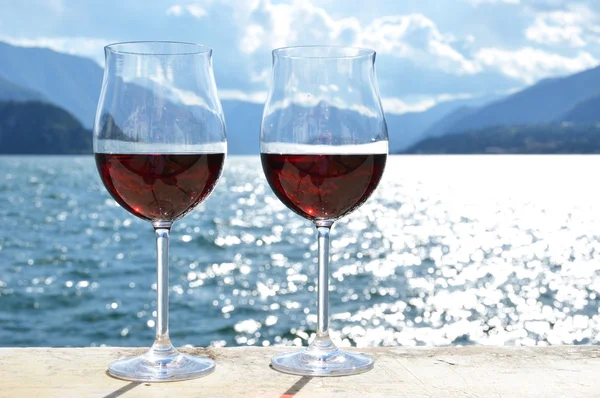 Kaksi viinilasia — kuvapankkivalokuva