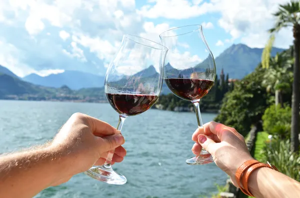 Twee wijnglazen in de handen — Stockfoto
