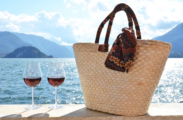 Basket bag and wineglasses — Stock Photo, Image