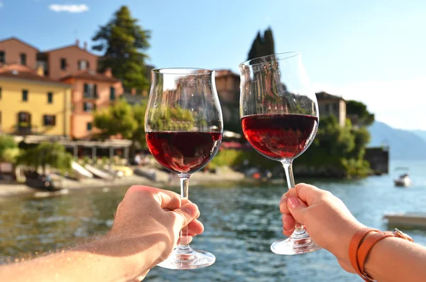 Due bicchieri di vino nelle mani — Foto Stock