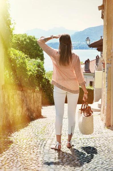 Fille sur la rue pavée — Photo