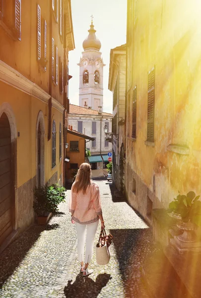 Girl on the cobbled street — Stock Photo, Image