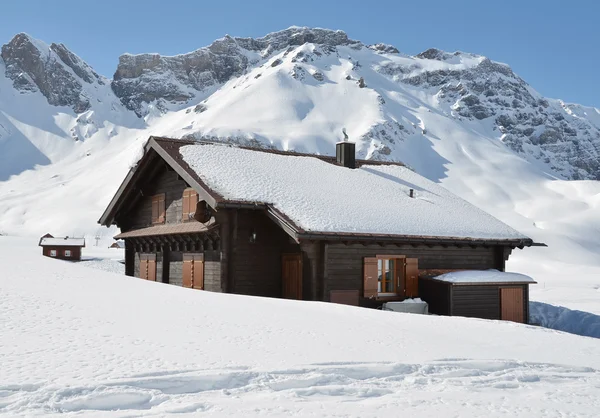 Bauernhaus unter Schnee begraben — Stockfoto