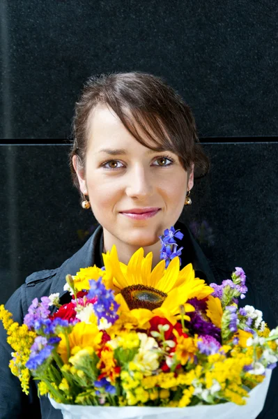 Vrouw met bloemen — Stockfoto