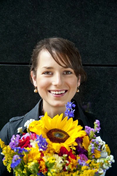 Frau mit Blumen — Stockfoto