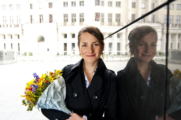 Vrouw door de muur — Stockfoto