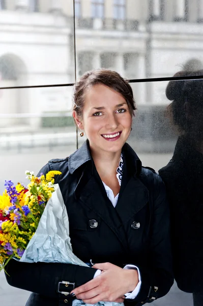 Vrouw met bloemen — Stockfoto