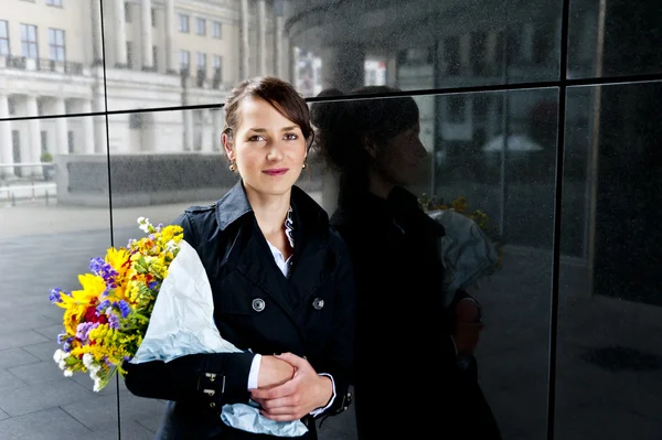 Frau mit Blumen — Stockfoto