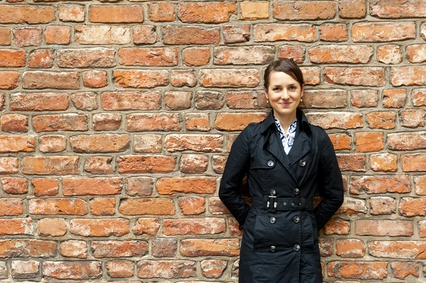 Mujer junto a la pared —  Fotos de Stock