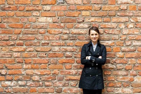 Mujer junto a la pared —  Fotos de Stock