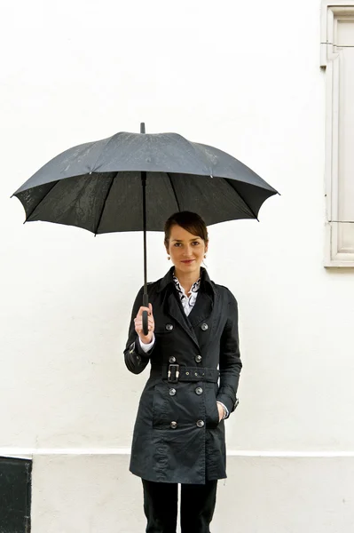 Frau ohne Regenschirm — Stockfoto