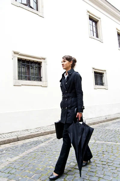 Vrouw lopen naar het werk — Stockfoto