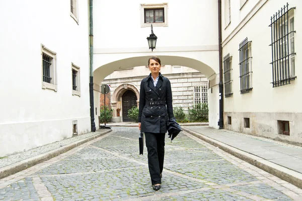 Vrouw lopen naar het werk — Stockfoto