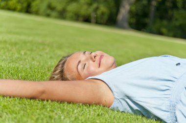 büyük joyfulll ile parkta güzel bir genç kadın gülümseme yeşil m