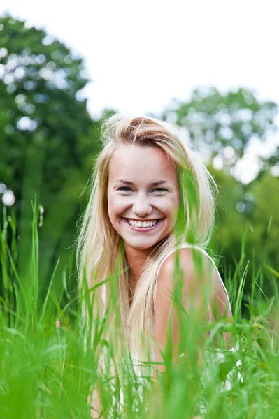 Glimlachende vrouw — Stockfoto