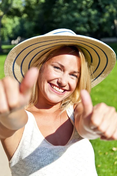 Schöne junge Frau mit Hut im Park mit großem sexy Lächeln und T — Stockfoto