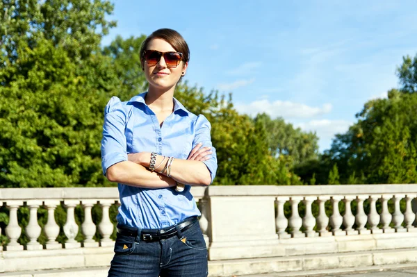 Vrouw met zonnebril op de reis — Stockfoto