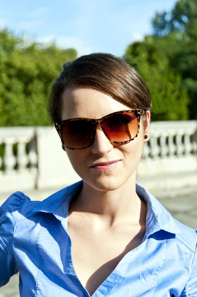 Vrouw met zonnebril op de reizen in blauw shirt — Stockfoto