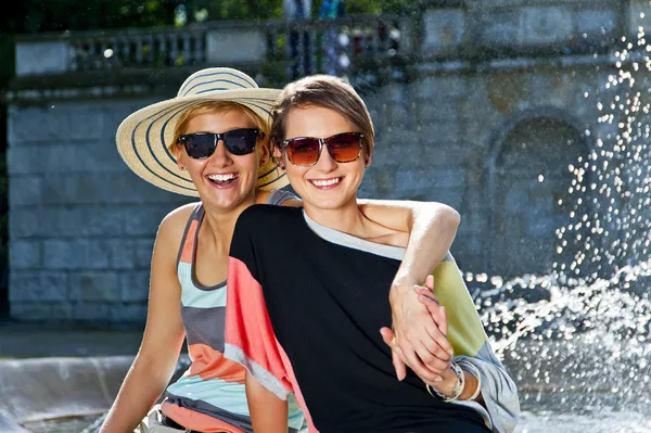 Viaje dos mujeres y sideseeing foutain con gran sonrisa —  Fotos de Stock